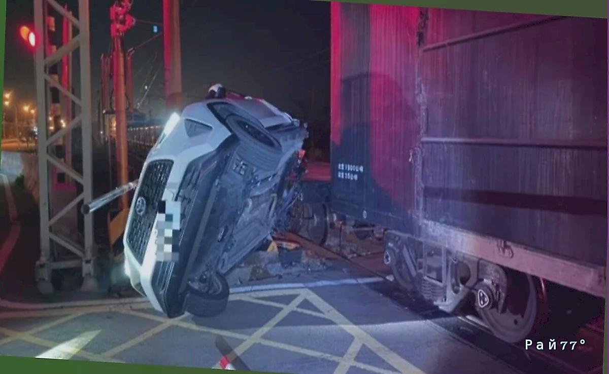 Работник ж/д станции лишился автомобиля, форсируя переезд перед прибывающим составом ▶️ Работник ж/д станции лишился автомобиля, форсируя переезд перед прибывающим составом ▶️