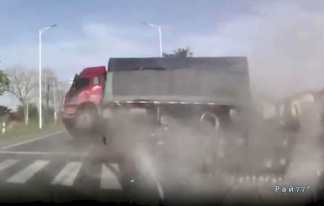Легковушка опрокинула грузовик, оказавшийся на её пути в Китае