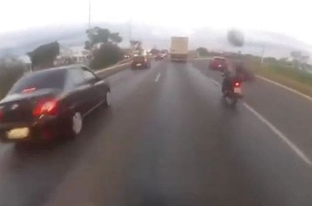 Отлетевшая покрышка поразила мотоциклиста на бразильской магистрали (Видео)