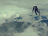Прогулка под облаками: китайские электрики проверяют провода на высоте 3000 метров над землёй ▶