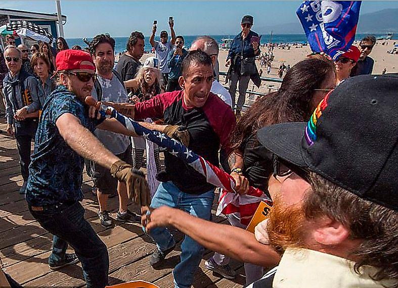 Сторонники и противники Трампа подрались на пирсе в Санта-Монике ▶