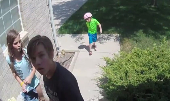 Видеокамера зафиксировала, как трое детей вернули кошелёк с 700$, спрятав его у порога двери владельца