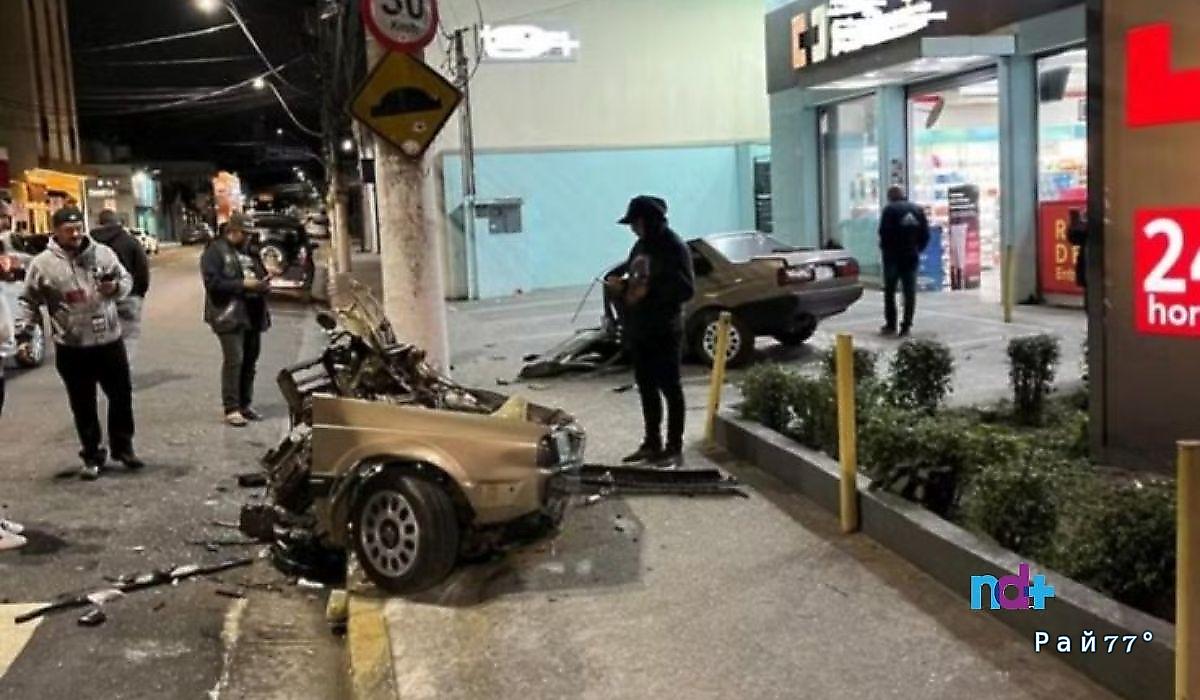 Автомобиль развалился на части после столкновения со столбом