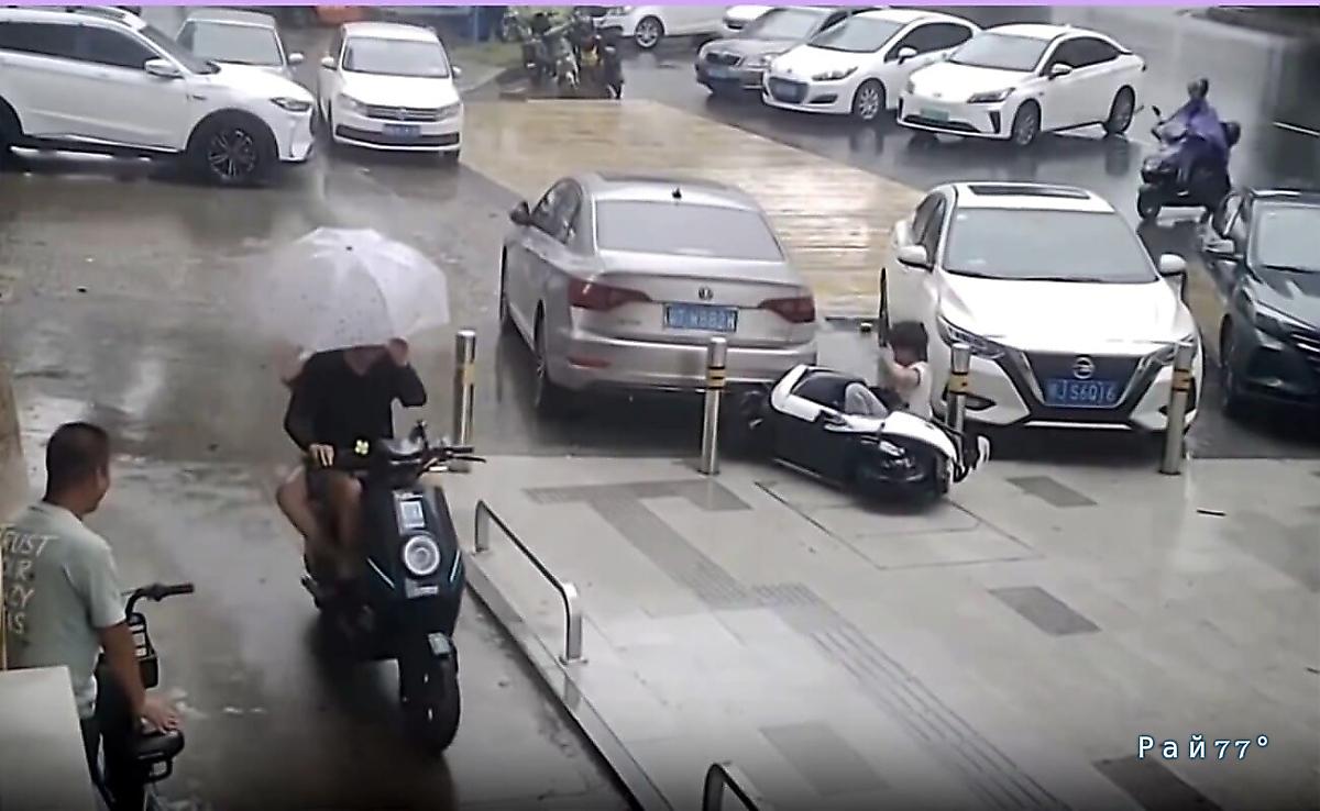 Мотоциклисты один за другим упали на скользком тротуаре в Китае Мотоциклисты один за другим упали на скользком тротуаре в Китае