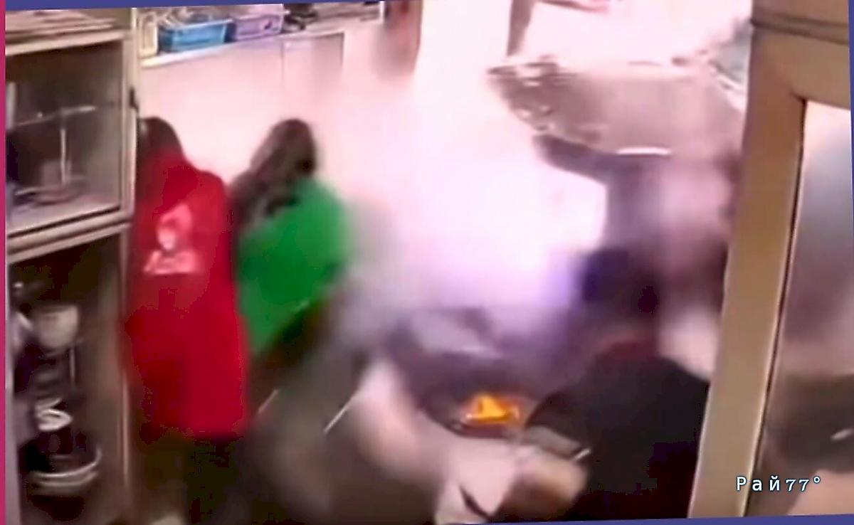 Неуправляемый автомобиль разнёс магазин и попал на видео в КНР Неуправляемый автомобиль разнёс магазин и попал на видео в КНР