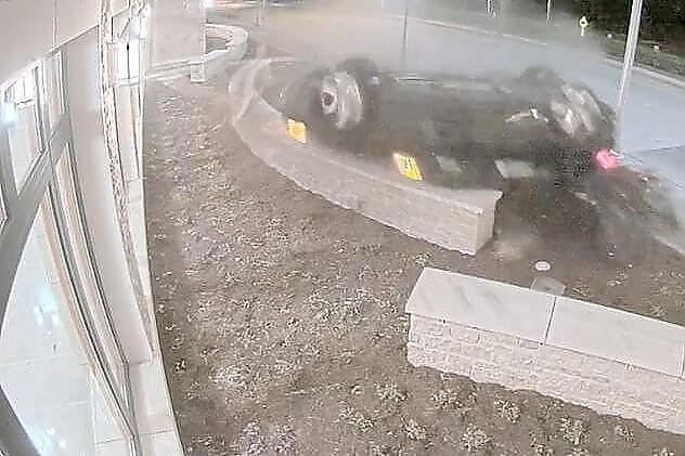 Неуправляемый автомобиль разнёс полицейский участок в США (Видео)
