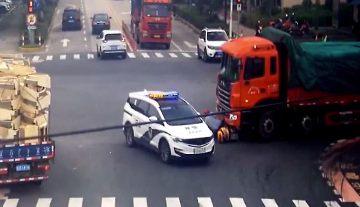 Полицейский кортеж спас жизнь скутеристу, перекрыв дорогу грузовику