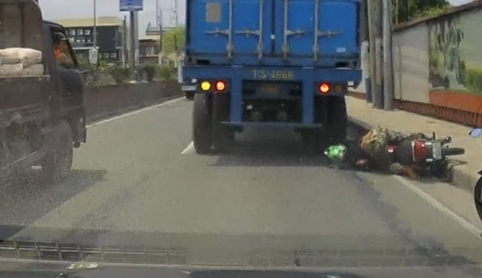 Шлем спас жизнь филиппинскому мотоциклисту, попавшему под колёса грузовика (Видео)