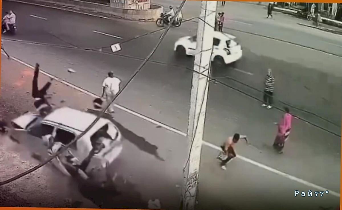 Водитель легковушки не справился с управлением и отправил в полёт полицейского в Индии ▶ Водитель легковушки не справился с управлением и отправил в полёт полицейского в Индии ▶