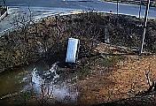 Водитель перепутал педали и зрелищно «вонзил» фургон в грязную канаву