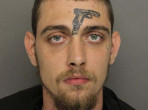 Американец с татуировкой пистолета на лбу, был арестован за незаконное ношение оружия