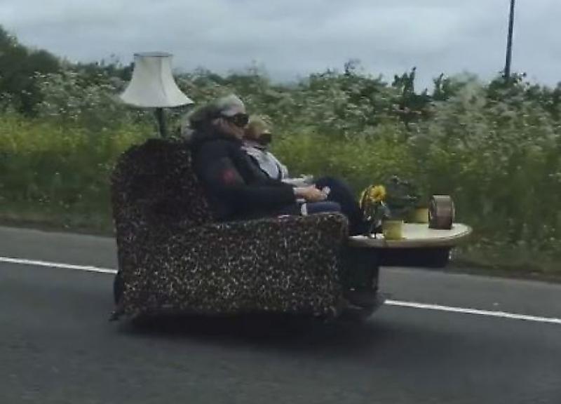 Пара, путешествующая на диване с торшером, была замечена на британской автомагистрали ▶