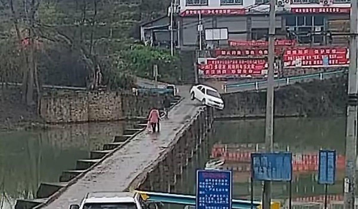 Китаец, находясь в поисках телефона, неожиданно утопил свой автомобиль