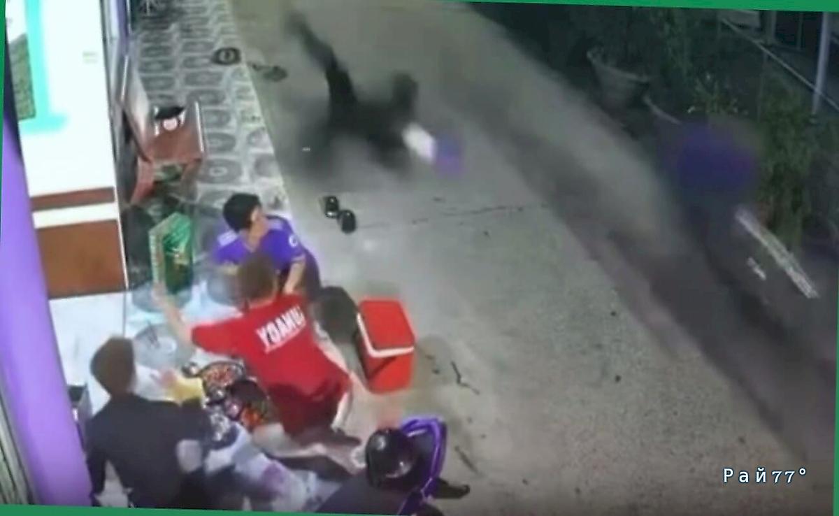 Мотоциклист не справился с управлением байка и прервал трапезу любителям вьетнамского фастфуда Мотоциклист не справился с управлением байка и прервал трапезу любителям вьетнамского фастфуда