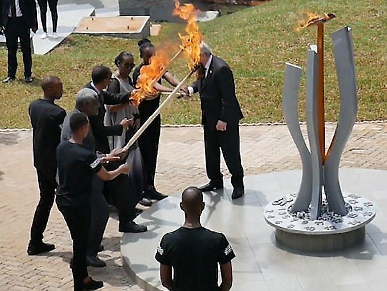 Жан-Клод Юнкер чуть не поджог первую леди Руанды ▶