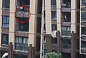Жильцы многоэтажного дома успели поймать ребёнка, упавшего с балкона 6-го этажа ▶