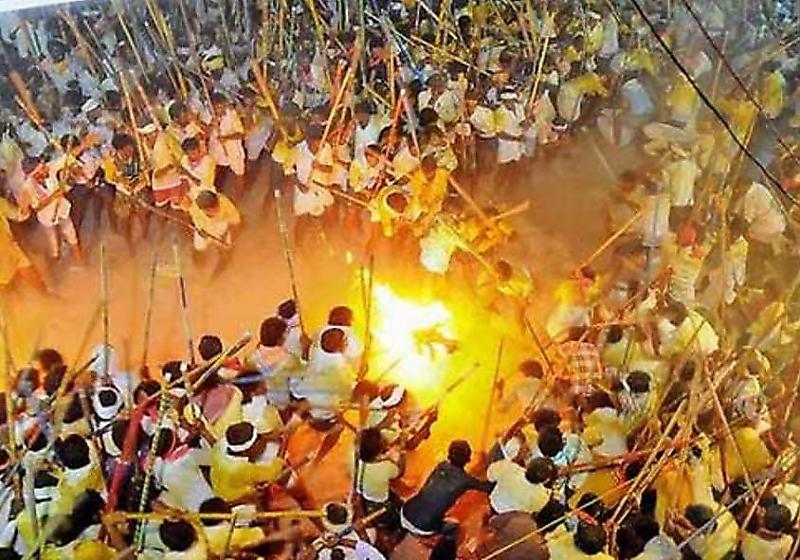 50 индийских паломников пострадали в ежегодном побоище на палках ▶