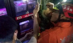 Китайцу потребовалась помощь спасателей, после неудачной попытки достать резиновое изделие из аппарата (Видео)