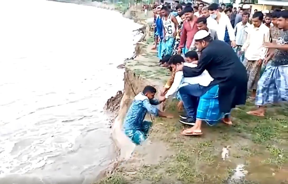 Отвесный берег обрушился в реку под ногами индийского нарушителя карантина