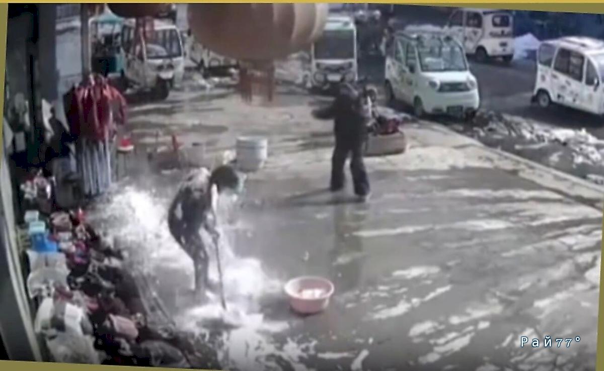 Первый - предупредительный! Китаянка успела отойти после падения снега и чудом избежала погребения под снежной массой. ▶️