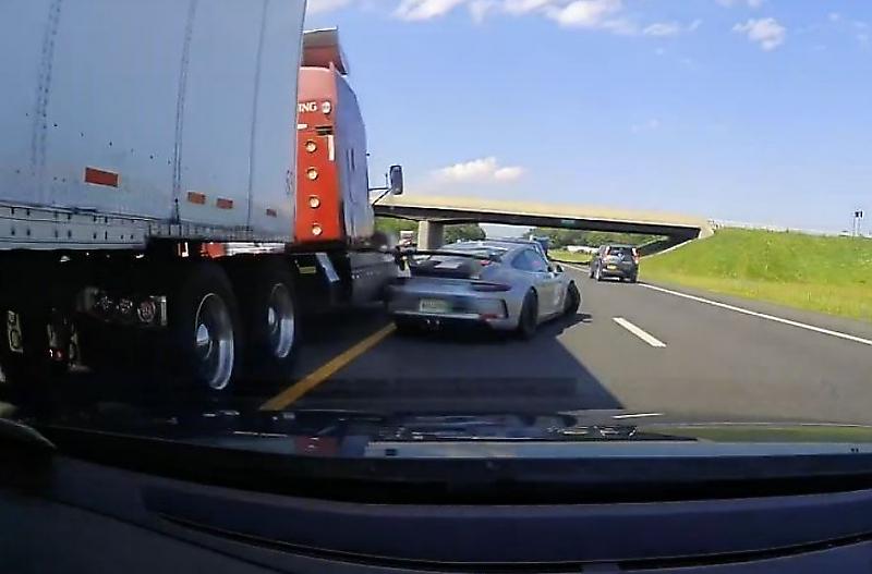 Водитель Porsche 911 GT3, благодаря реакции, вывел свой автомобиль из-под колёс грузовика ▶