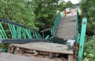 Грузовик проломил деревянный мост в Британии 0