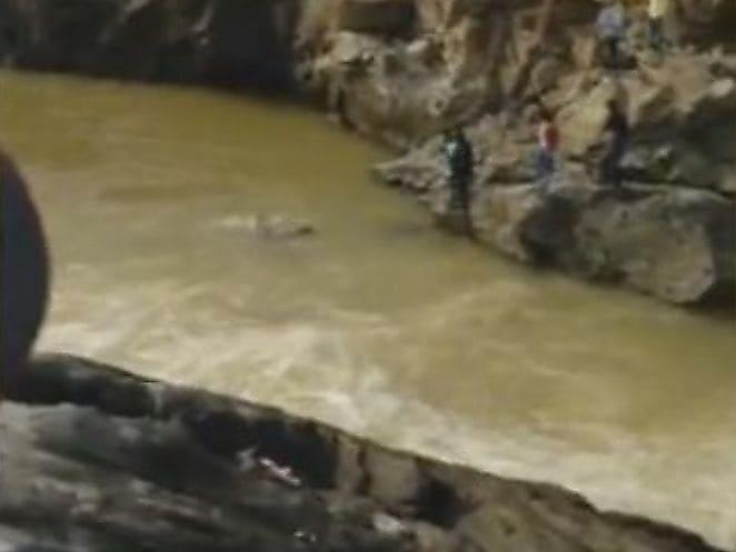 Индийский школьник упал в бурную реку во время селфи на обрыве