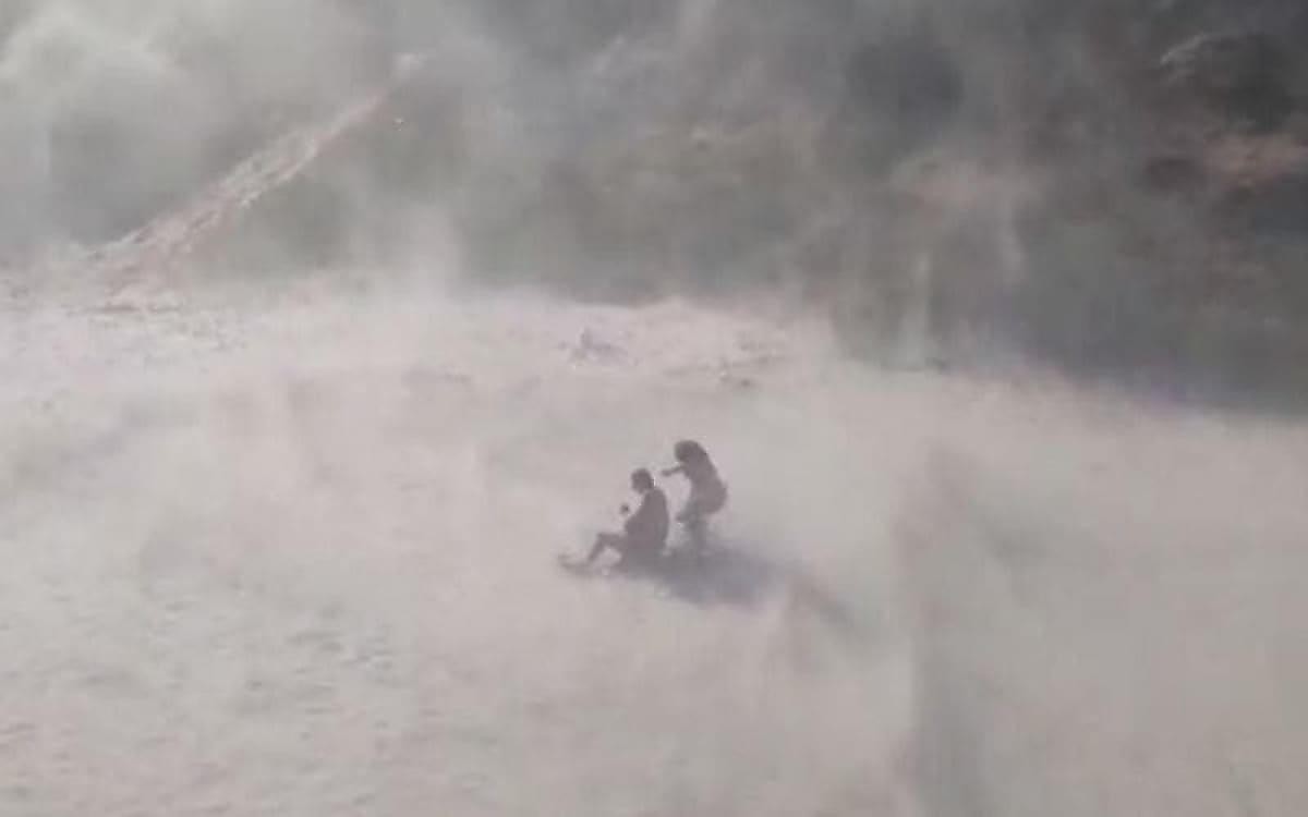 Полицейские на вертолётах создают песчаные бури, чтобы очистить пляжи от нарушителей карантина в Бразилии