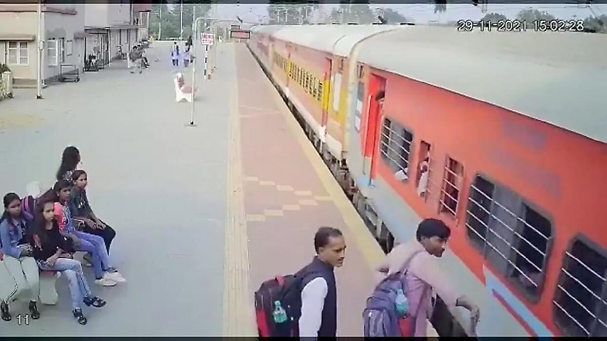 Полицейский спас жизнь пассажирке, чудом не угодившей под колёса поезда в Индии
