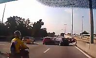 Четверо мотоциклистов не успели объехать развернувшийся на малайзийской автотрассе автомобиль ▶