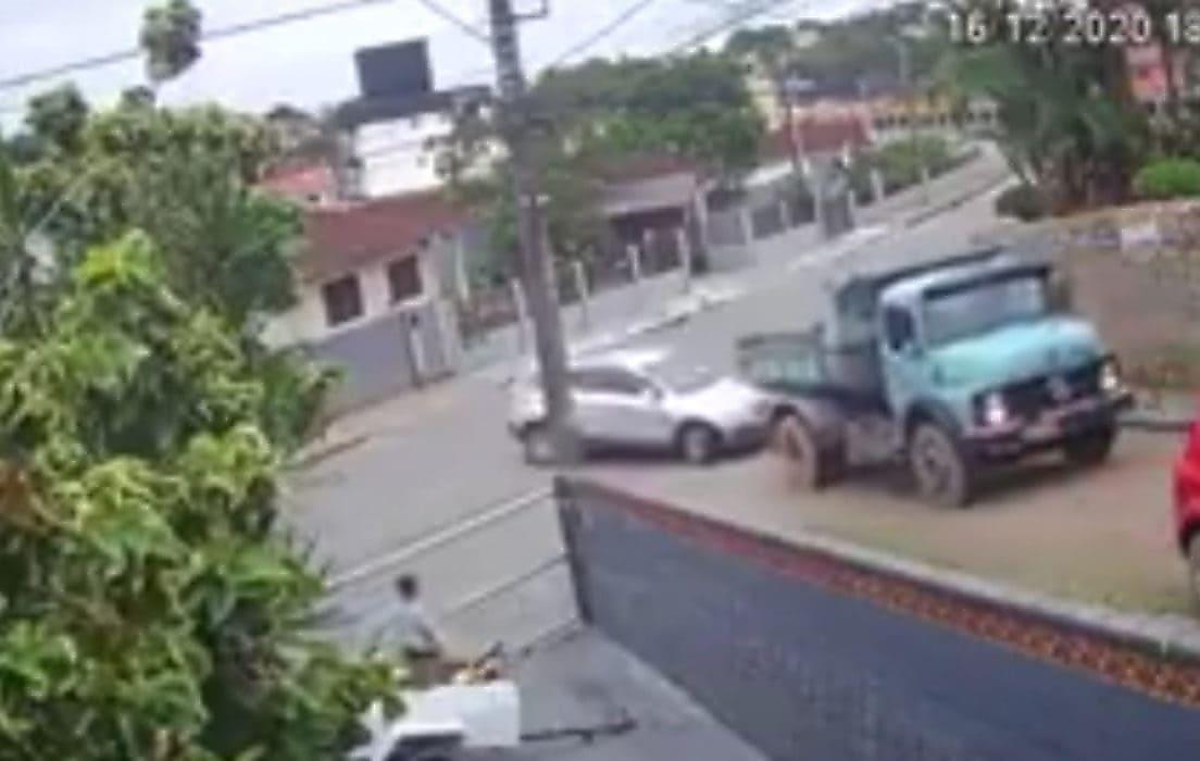 Машина чудом проскочила перед неуправляемым грузовиком в Бразилии