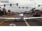 Момент экстренной посадки самолёта на оживлённую магистраль попал на видеокамеру в США ▶