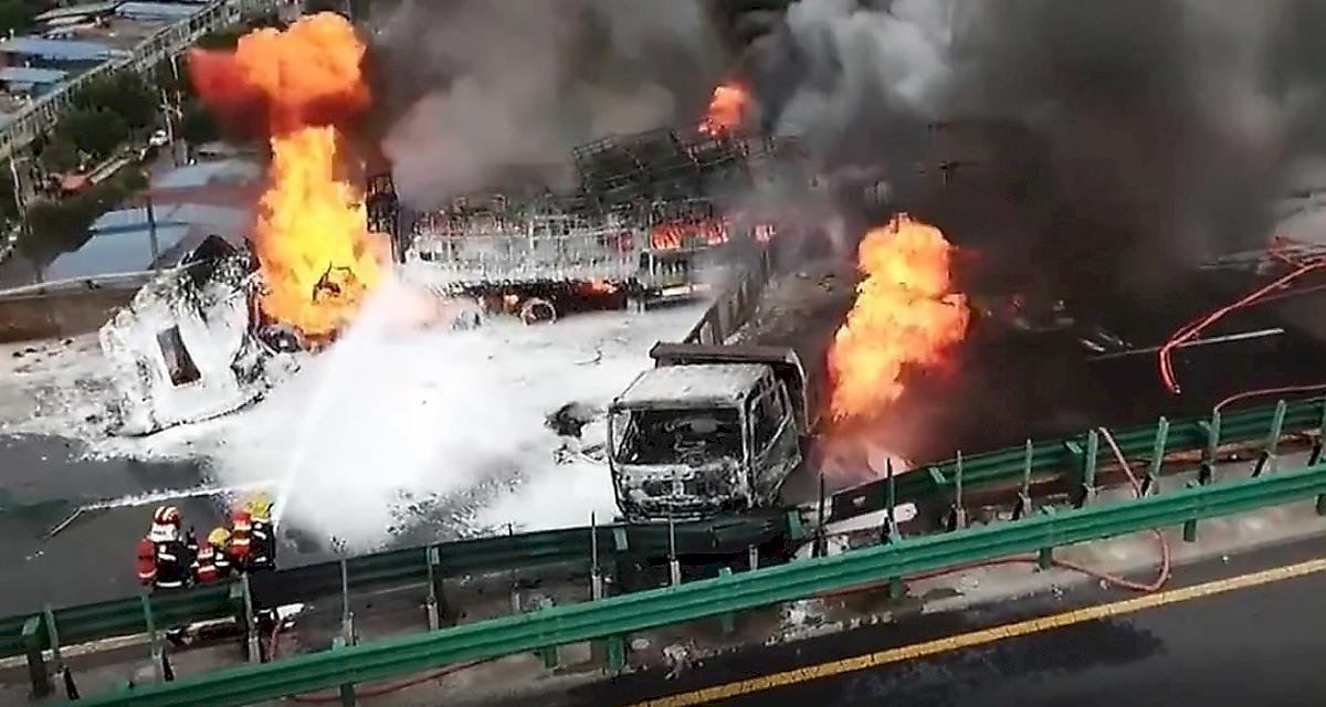 Мощнейшим взрывом закончилось столкновение грузовиков в Китае