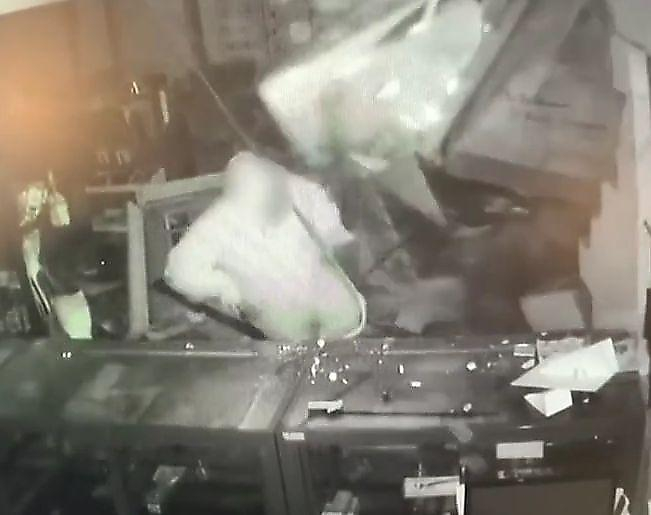 Водитель грузовика дважды сбил своего напарника во время ограбления оружейного магазина ▶
