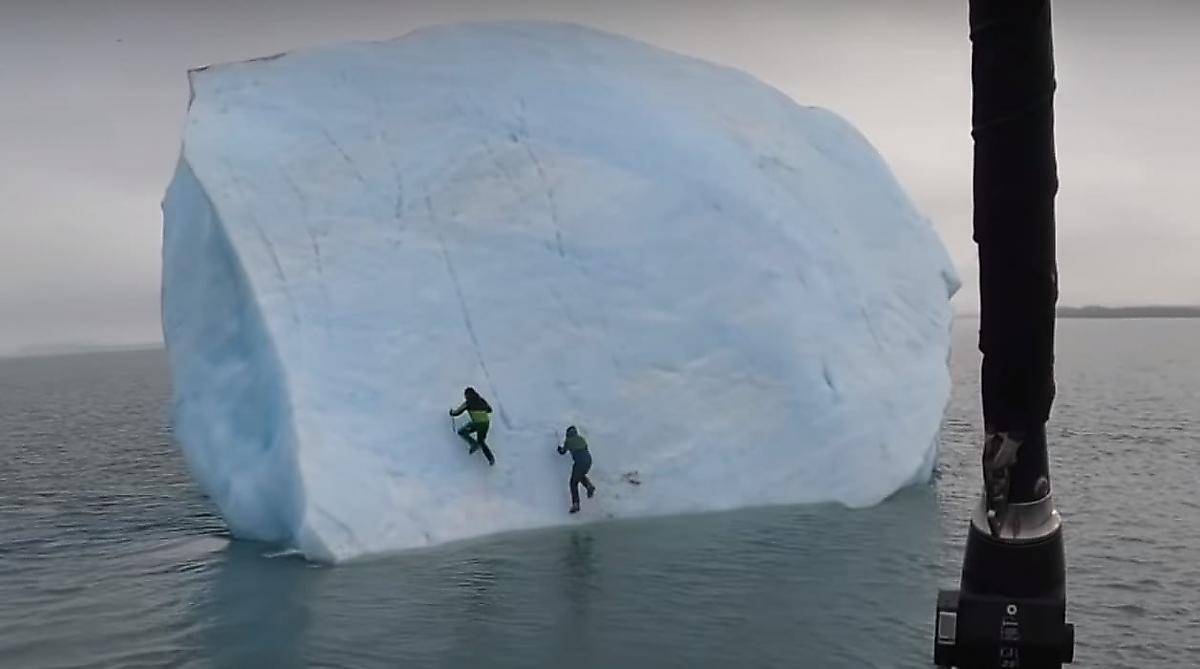 Восхождение на айсберг двух экстремалов закончилось водными процедурами в океане - видео