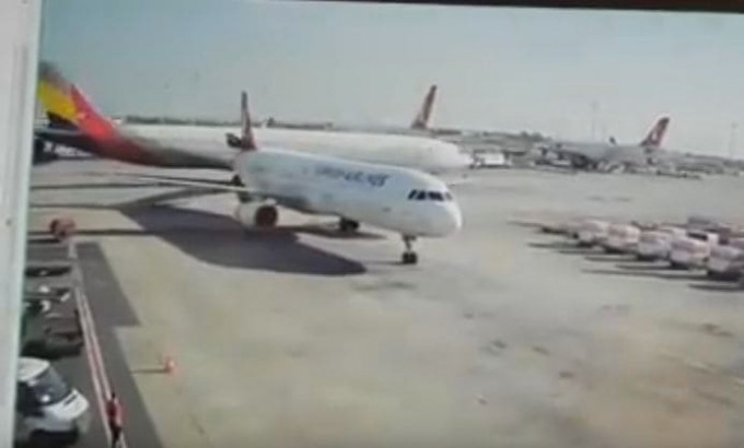 Два пассажирских самолёта «не разъехались» на турецком аэродроме (Видео)