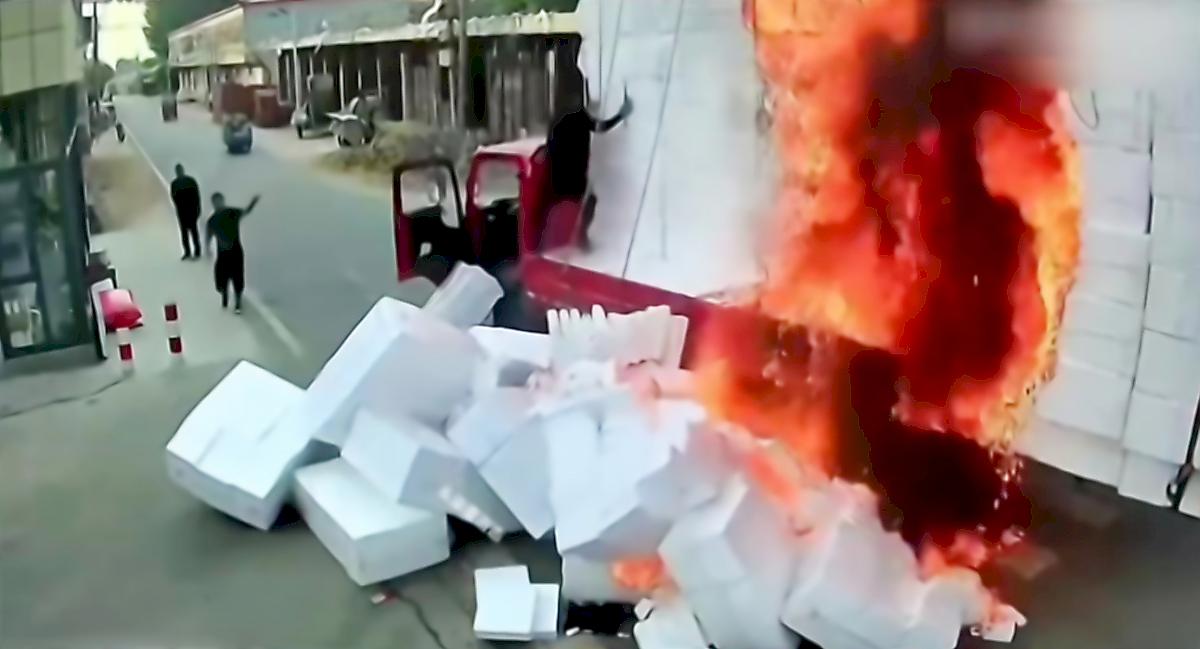 Грузовик с пенополистиролом сгорел в Китае