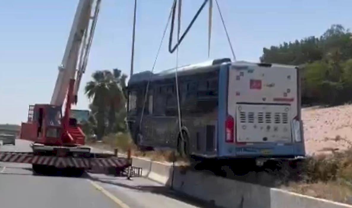 Неуправляемый автобус несколько минут сносил всё с пути и упал с моста в Кувейте
