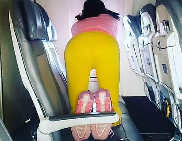 Смущённый пассажир самолёта запечатлел девушку, занимающуюся йогой во время полёта