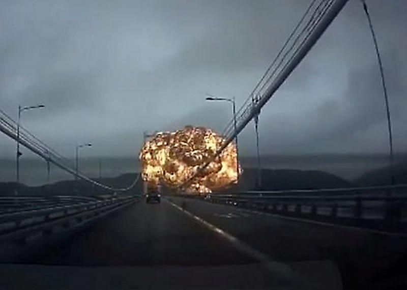 Взрыв танкера с 25000 тоннами горючего, попал на видеокамеру в Южной Корее ▶