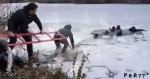 Лёд не выдержал веса семерых подростков, которые решили сделать коллективный селфи - снимок на замёрзшем озере в Нью - Йорке (Видео)