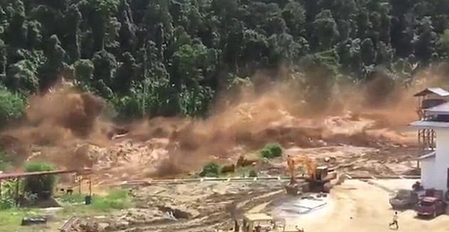 Стихия внезапно нахлынула на стройплощадку в Лаосе. (Видео)