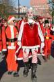 Тысячи разнополых «Санта - Клаусов» вышли на улицы Вуллонгонга, Лондона и Нью - Йорка + зомби вечеринка в Австралии (Видео) 92