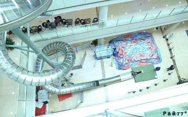 В китайском торговом комплексе вместо эскалатора установили необычный аттракцион (Видео)