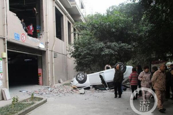 Рассеянный автомобилист протаранил стену парковки в Китае. (Видео)