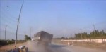 Водитель грузовика неожиданно лишился транспортного средства в Тайланде (Видео)
