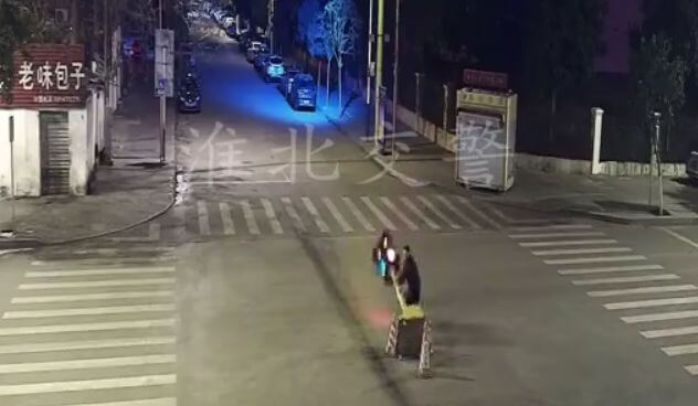 Китайский вандал получил «сдачу» от светофора. (Видео)
