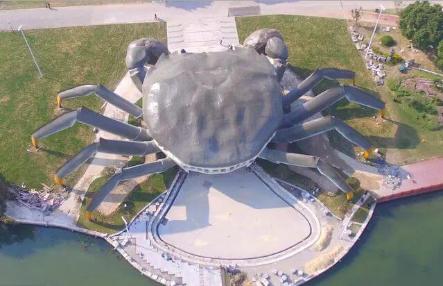 Здание - краб строится на берегу китайского озера. (Видео)