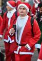 Тысячи разнополых «Санта - Клаусов» вышли на улицы Вуллонгонга, Лондона и Нью - Йорка + зомби вечеринка в Австралии (Видео) 120