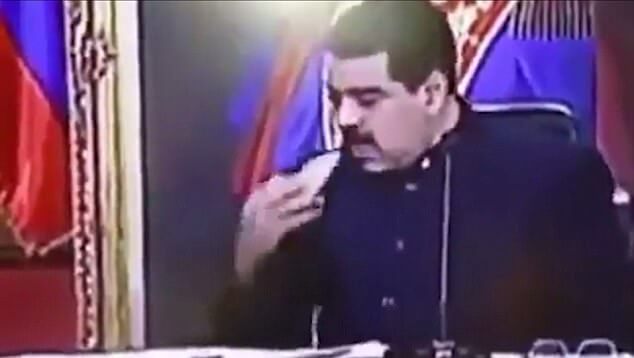 Президент Венесуэлы перекусил во время обращения к народу. (Видео)